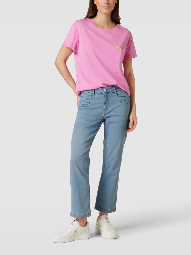 Jeans mit Label-Patch in hellblau