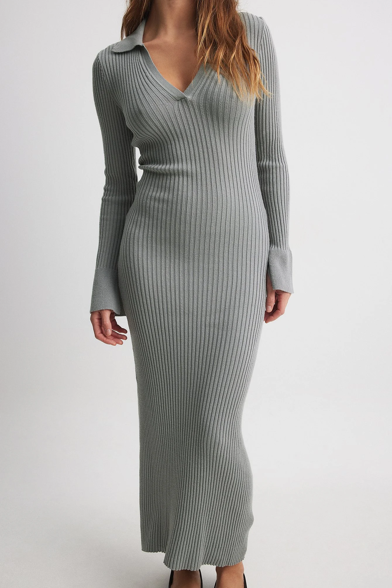 Rippenstrick-Kleid mit Trompetenärmeln