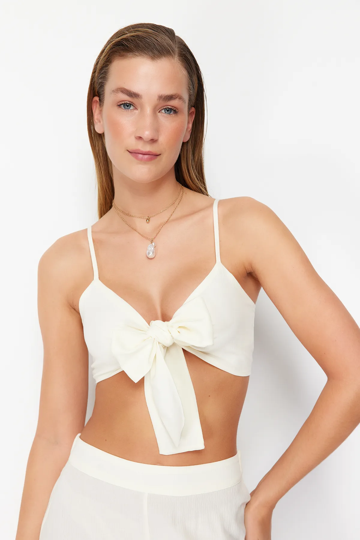 Trendyol Collection  Ecru gewebtes Set mit gebundener Bluse und Hose TBESS22AU0108