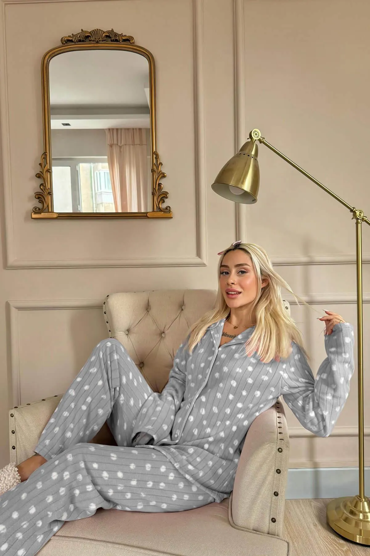 Pijamaevi  Graues Debesis-Pyjama-Set aus Plüsch mit gemusterter Vorderseite und Knöpfen aus Polarfleece