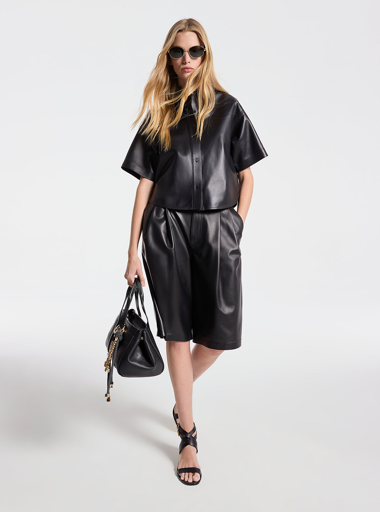 Crop-skjorte i skinn, plissert bermudashorts i skinn, Romee-veske, kordfløyelsmykke, flekkete kordfløyelsmykke, Irene Kitten-sandal Monte Carlo-solbriller - SVART