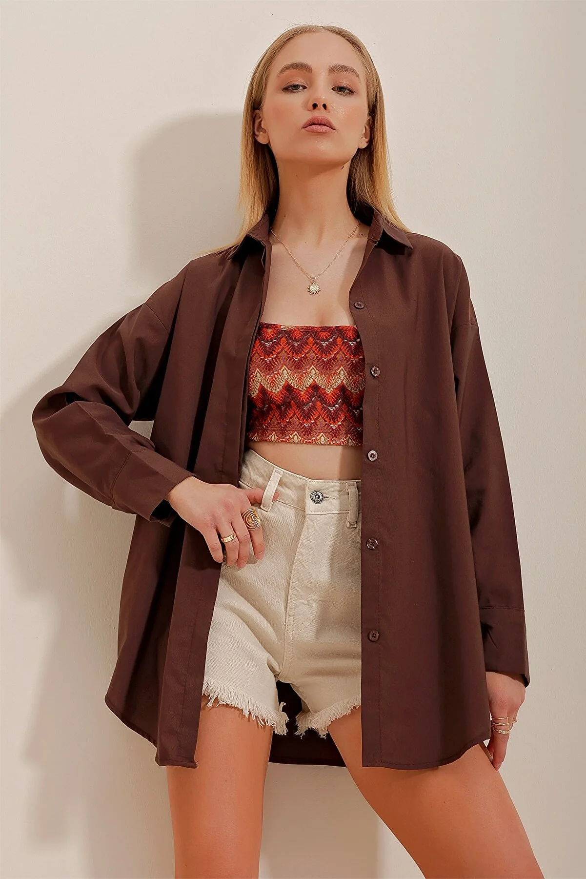 Trend Alaçatı Stili  Braunes, übergroßes, langes, gewebtes Hemd für Damen ALC-X6828