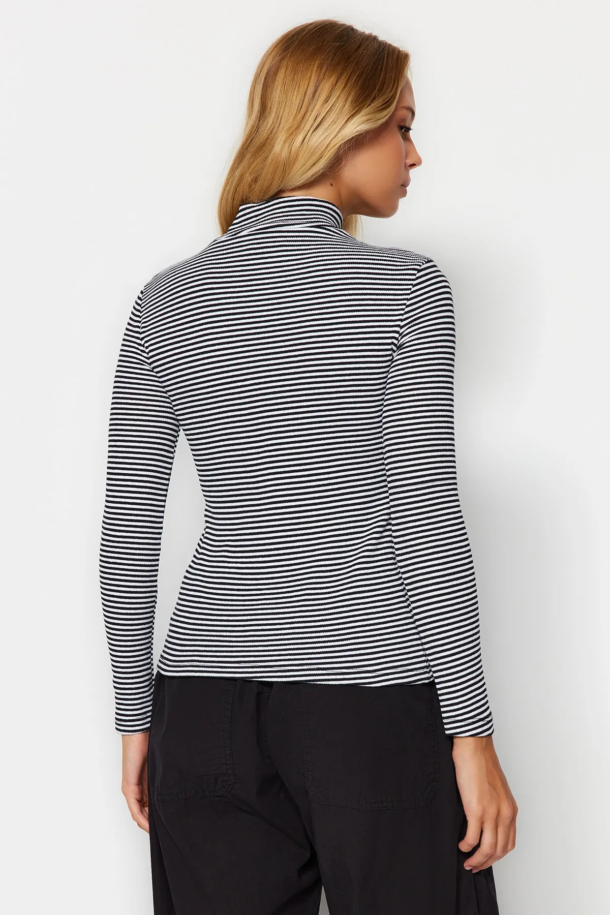 Trendyol Collection  Ecru-schwarz gestreifte, taillierte, langärmlige, gerippte, dehnbare Strickbluse mit hohem Kragen TWOAW21BZ0423