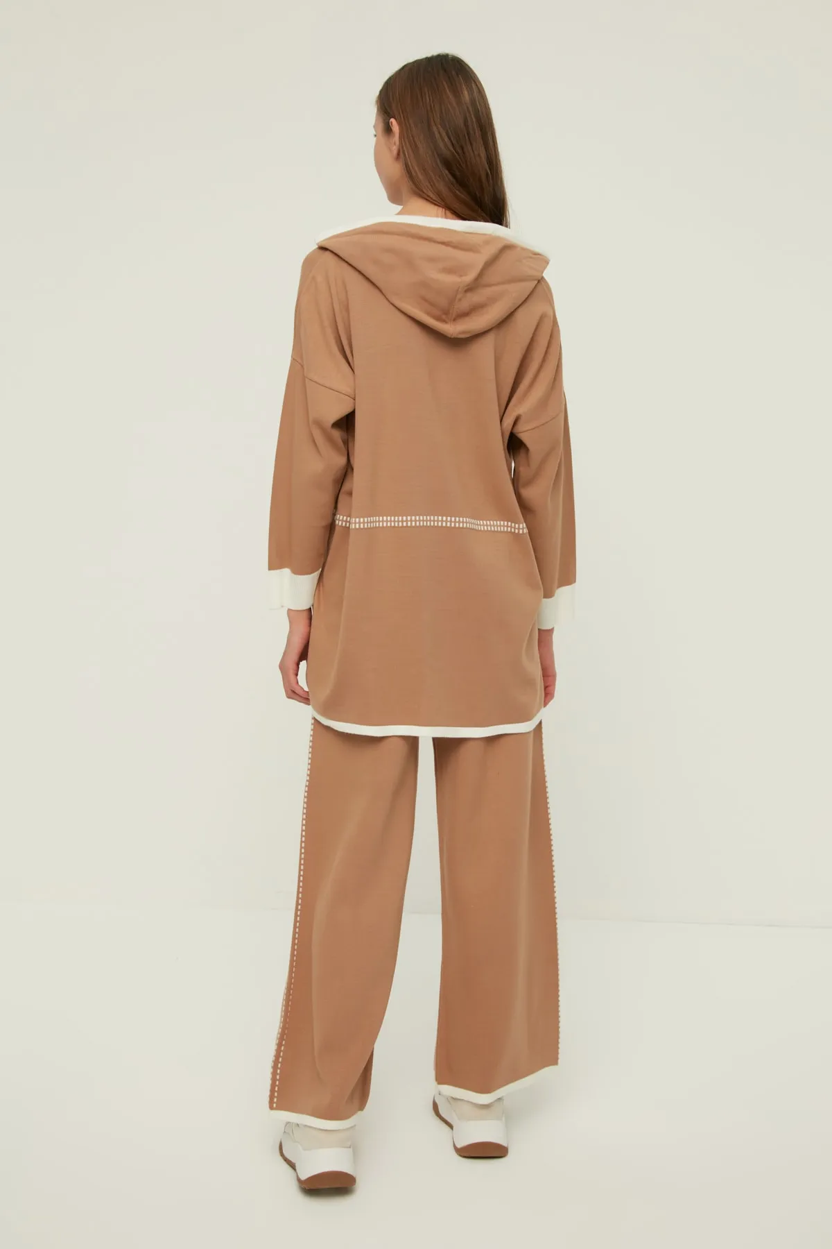 Trendyol Modest  Kamelfarbenes Strickset aus Sweatshirt und Hose mit Kapuze und Kontrastnähten TCTAW22US0125