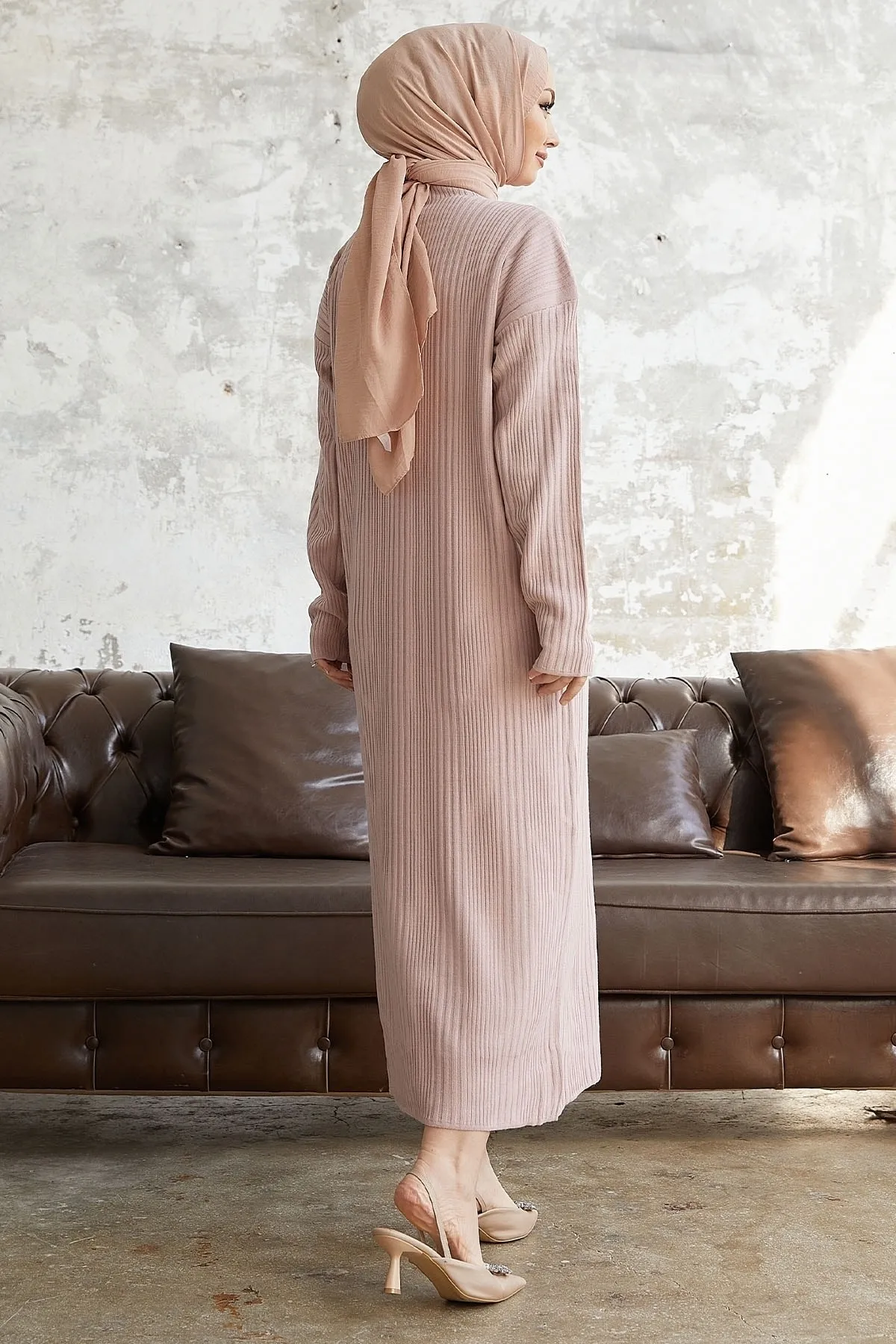InStyle  Langes Strickkleid mit Rollkragen von Arissa – Puder