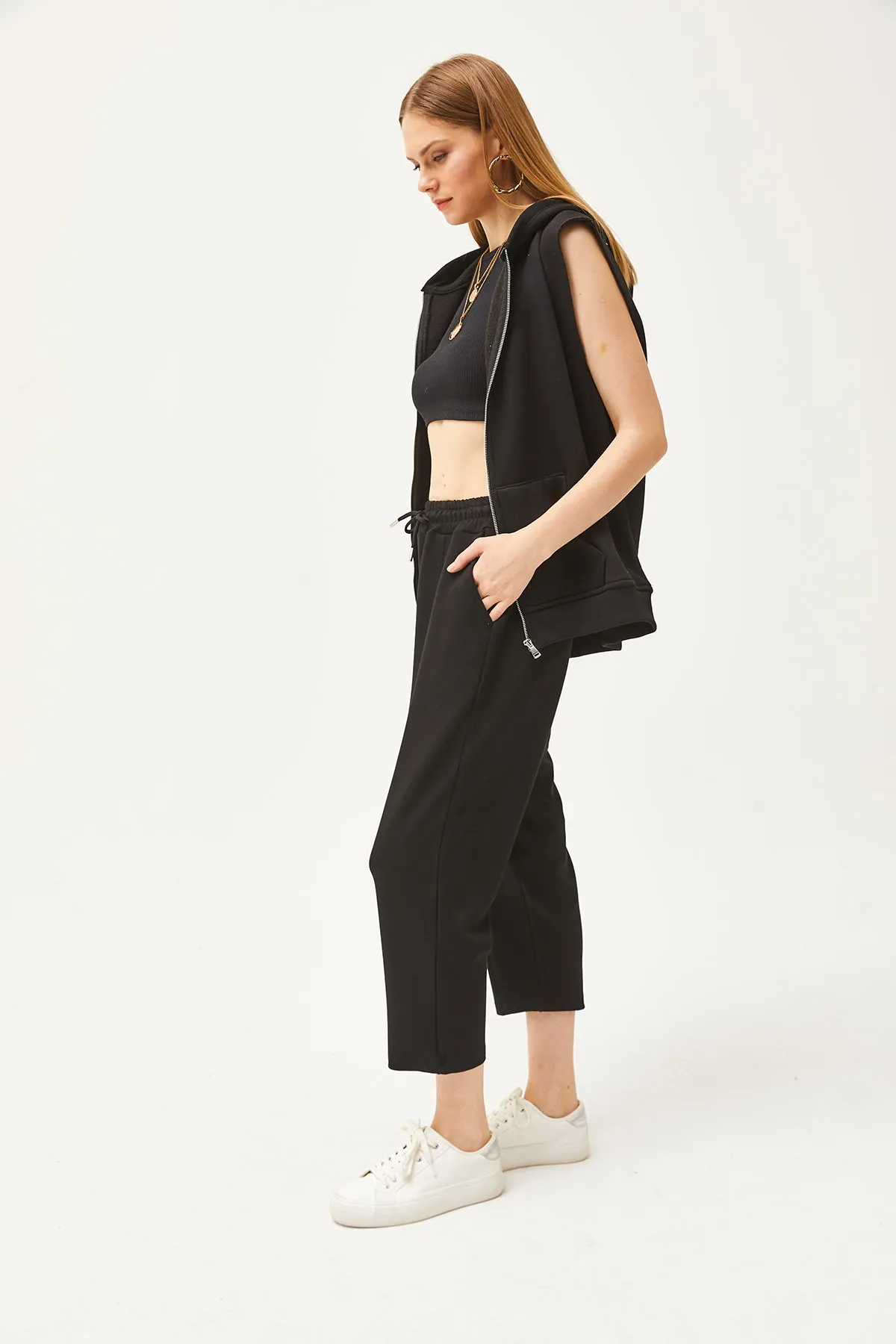 Olalook  Schwarze, weich strukturierte Modal-Jogginghose für Damen mit Taschennähten EŞF-00000069