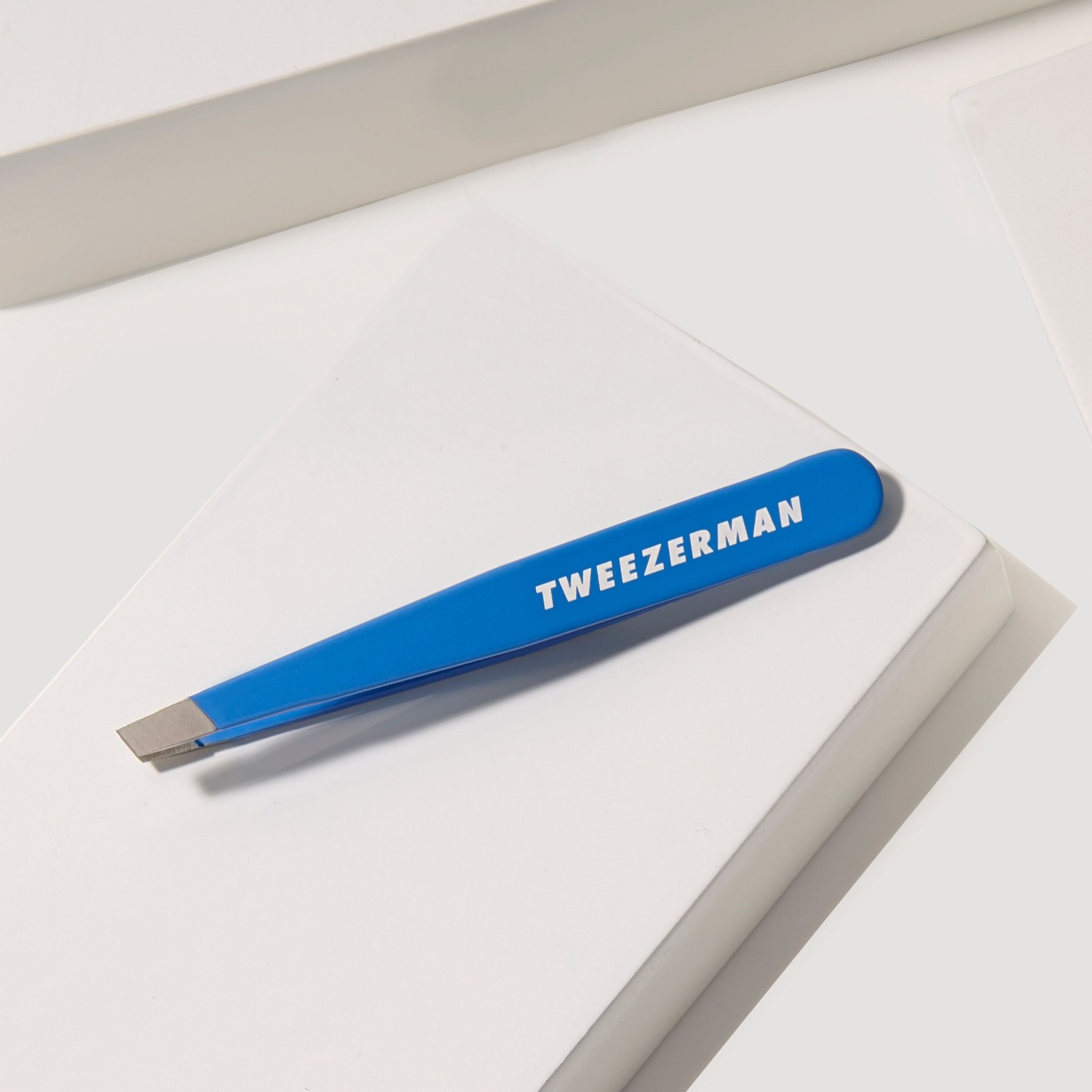 Pinzette oblique mini Tweezerman, colore blu Bahama
