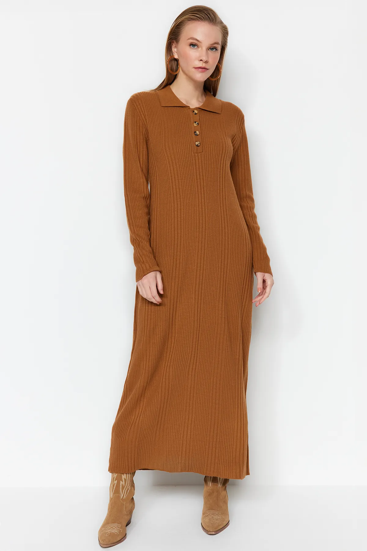 Trendyol Modest  Kamelfarbenes, geripptes Strickkleid mit Polokragen und bequemer Passform TCTAW24EB00025