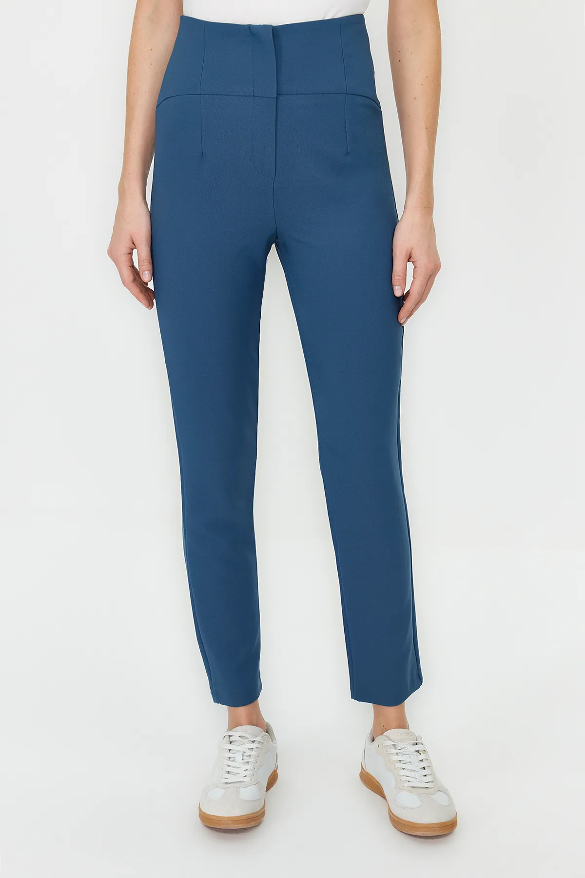 Trendyol Collection  Indigo-Zigaretten-Webhose mit schmalem Bein und Taillennaht-Detail TWOSS20PL0388