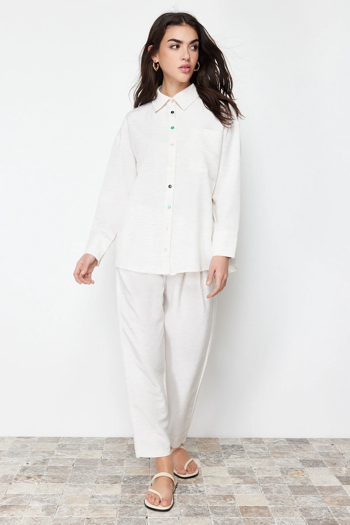 Trendyol Modest  Beigefarbenes Hemd-Hose-Set in Leinenoptik mit gewebtem Unterteil und Oberteil TCTSS24US00022