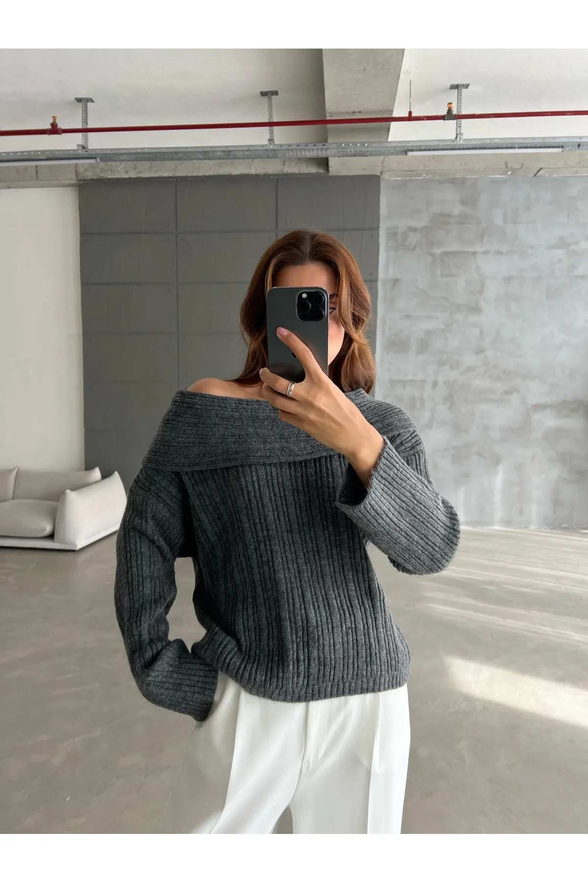 Laluvia  Anthrazitfarbener, gerippter Pullover mit Rüschenkragen