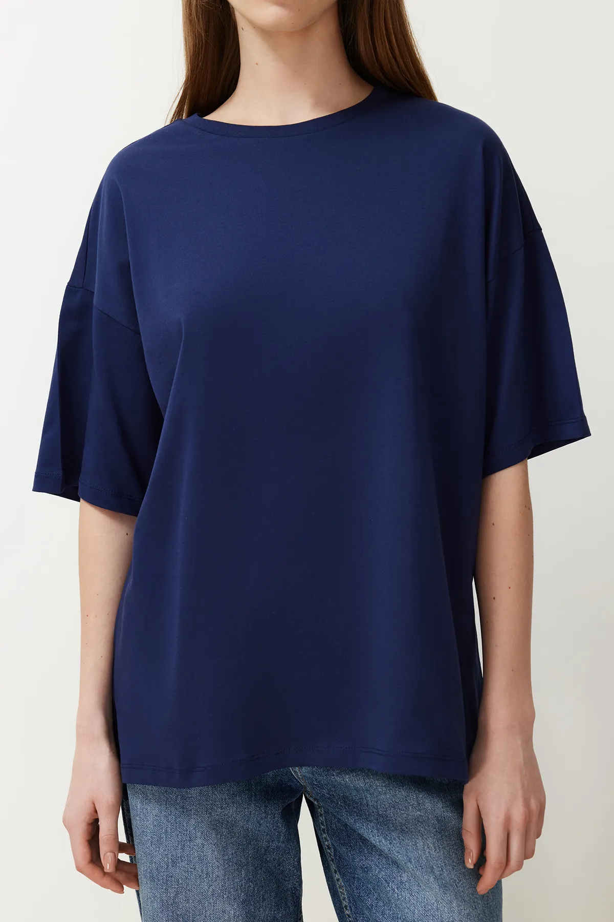 Trendyol Collection  Marineblaues Boyfriend-Strick-T-Shirt aus 100 % Baumwolle mit weitem Schnitt und Rundhalsausschnitt TWOSS20TS0134