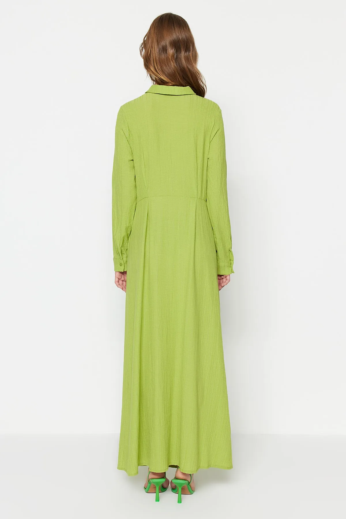 Trendyol Modest  Hellgrünes gewebtes Kleid mit Knoten vorne und Reißverschlussdetails TCTSS23EB00137