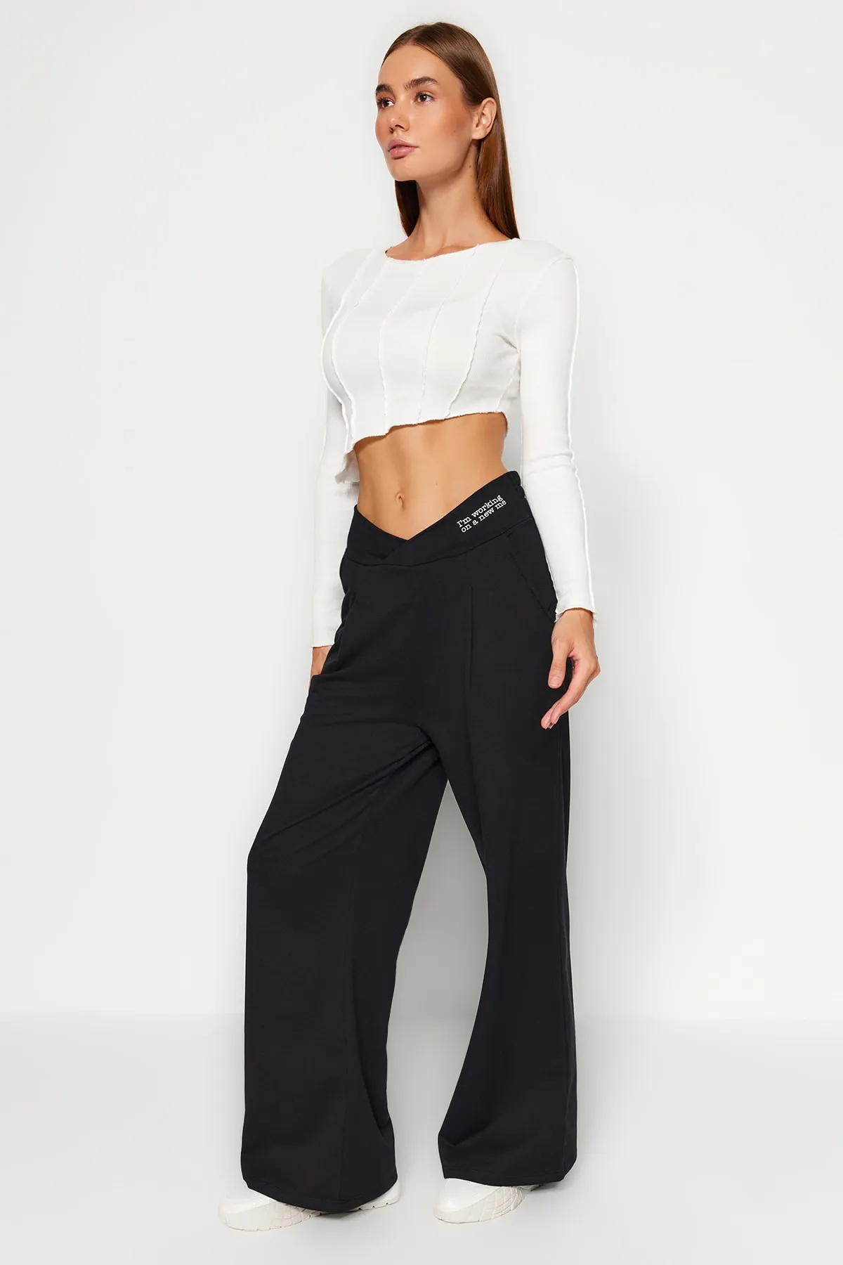 Trendyol Collection  Schwarze, bedruckte, detaillierte Strickhose mit weitem Bein und entspanntem Schnitt und asymmetrischer Taille TWOAW23PL00389
