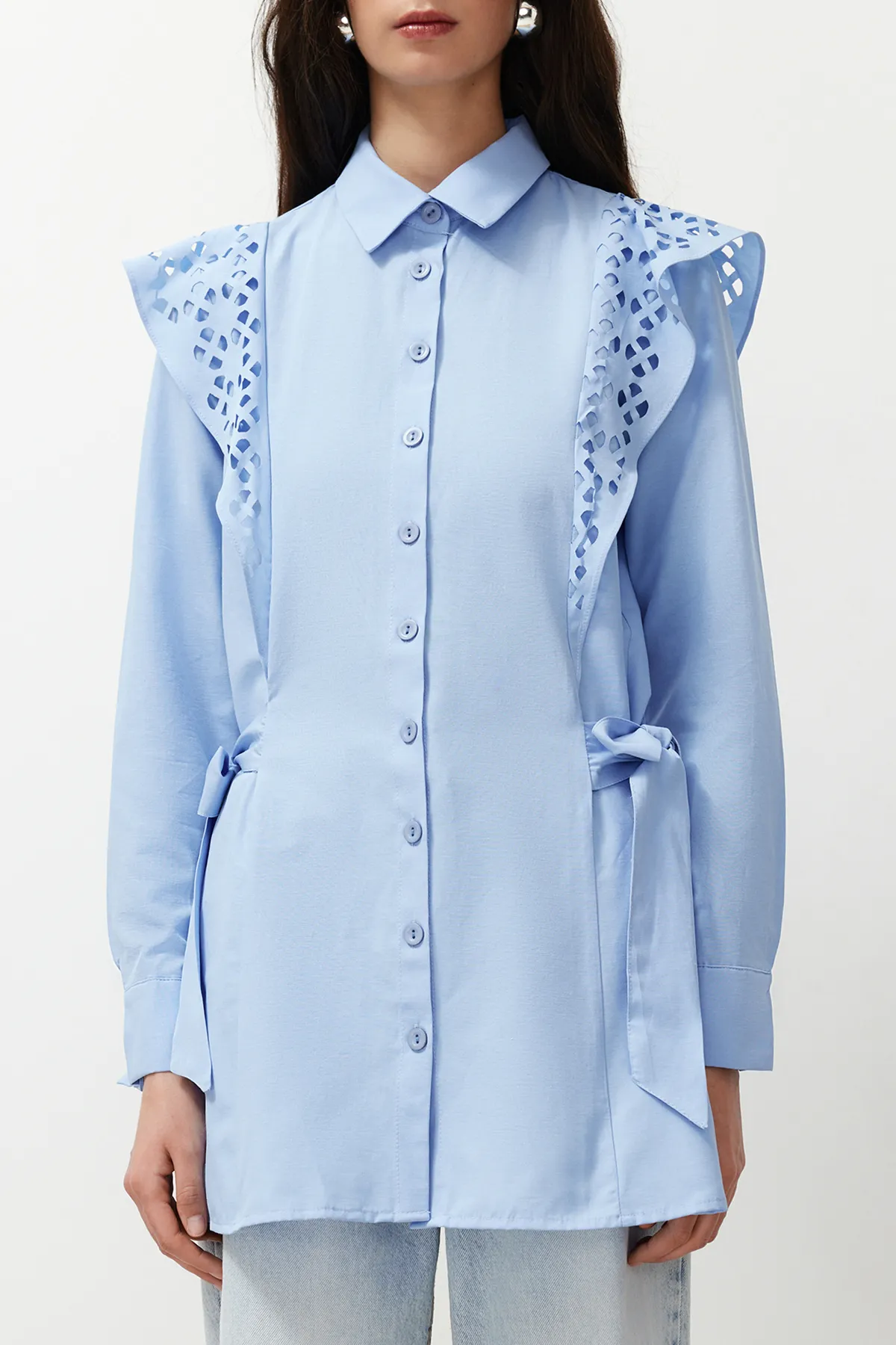 Trendyol Modest  Hellblaues besticktes Hemd aus gewebter Baumwolle TCTSS24TG00004