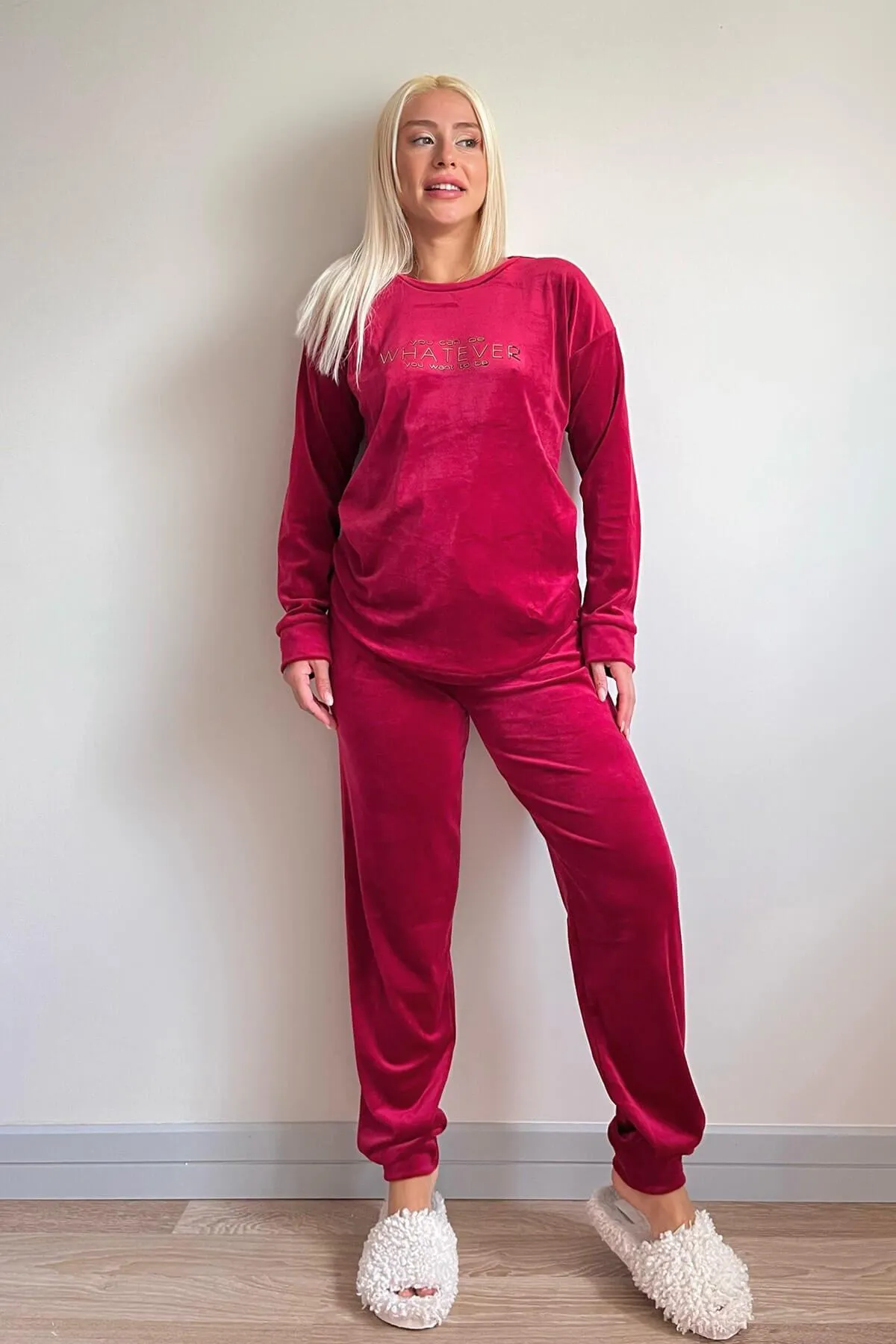 Pijamaevi  Exklusives Damen-Pyjama-Set aus Samt mit „Whatever Pattern“-Muster in Rot