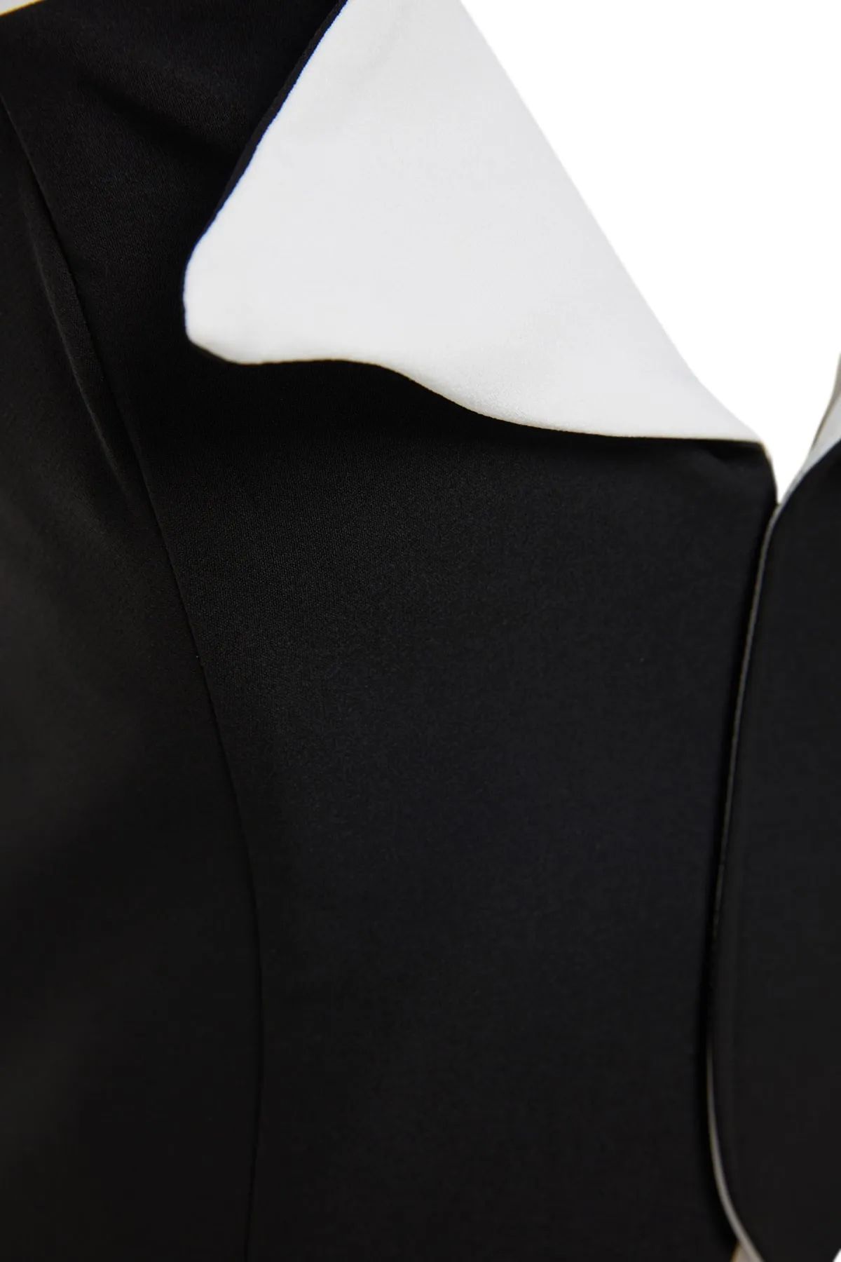 Trendyol Collection  Schwarz-weißes, bauchfreies, gefüttertes Bustier aus Webstoff TPRSS23BS00052