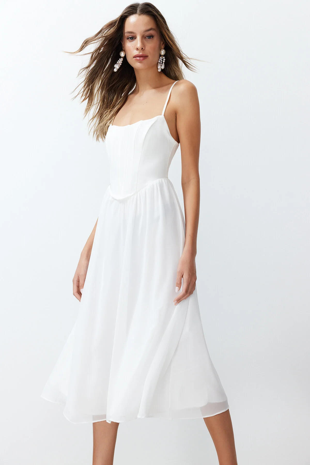 Trendyol Collection  Weißes Taillenöffnungs-/Skater-Futter, Korsett, detailliertes Tüll-Elegantes Abendkleid TPRSS24EL00041