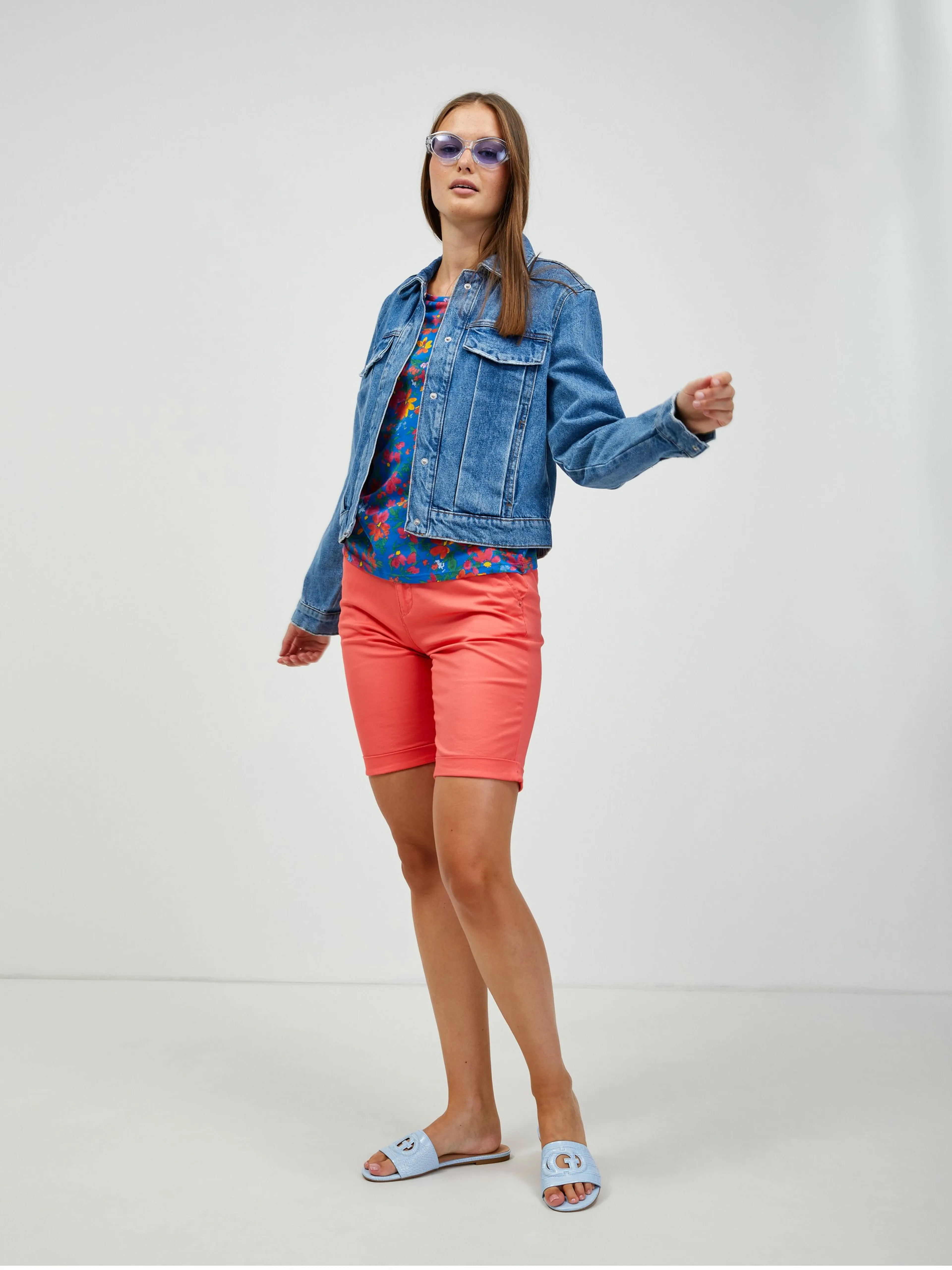 Rot-blaues T-Shirt mit Blumenmuster ORSAY