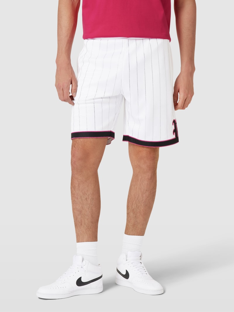 Shorts mit Strasssteinbesatz in weiß