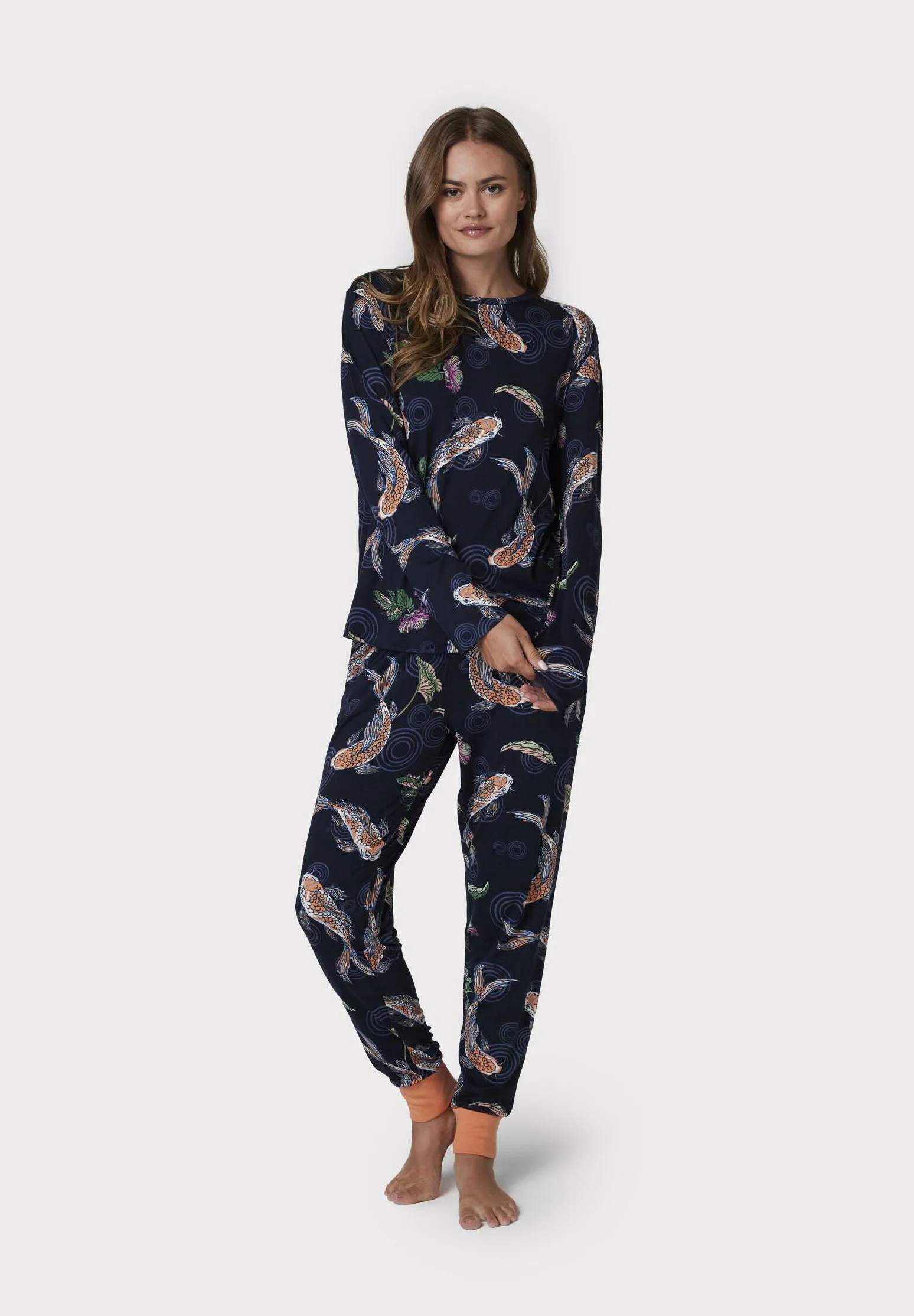 Conjunto de pijama con estampado de peces koi de Chelsea Peers