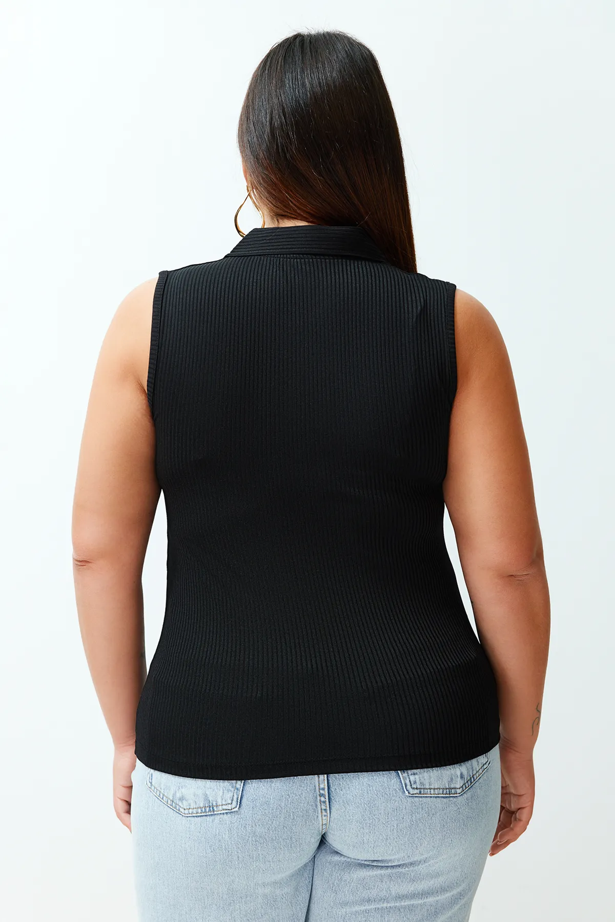 Trendyol Curve  Schwarze figurbetonte Stretch-Strickbluse mit Polokragen TBSSS24AF00065