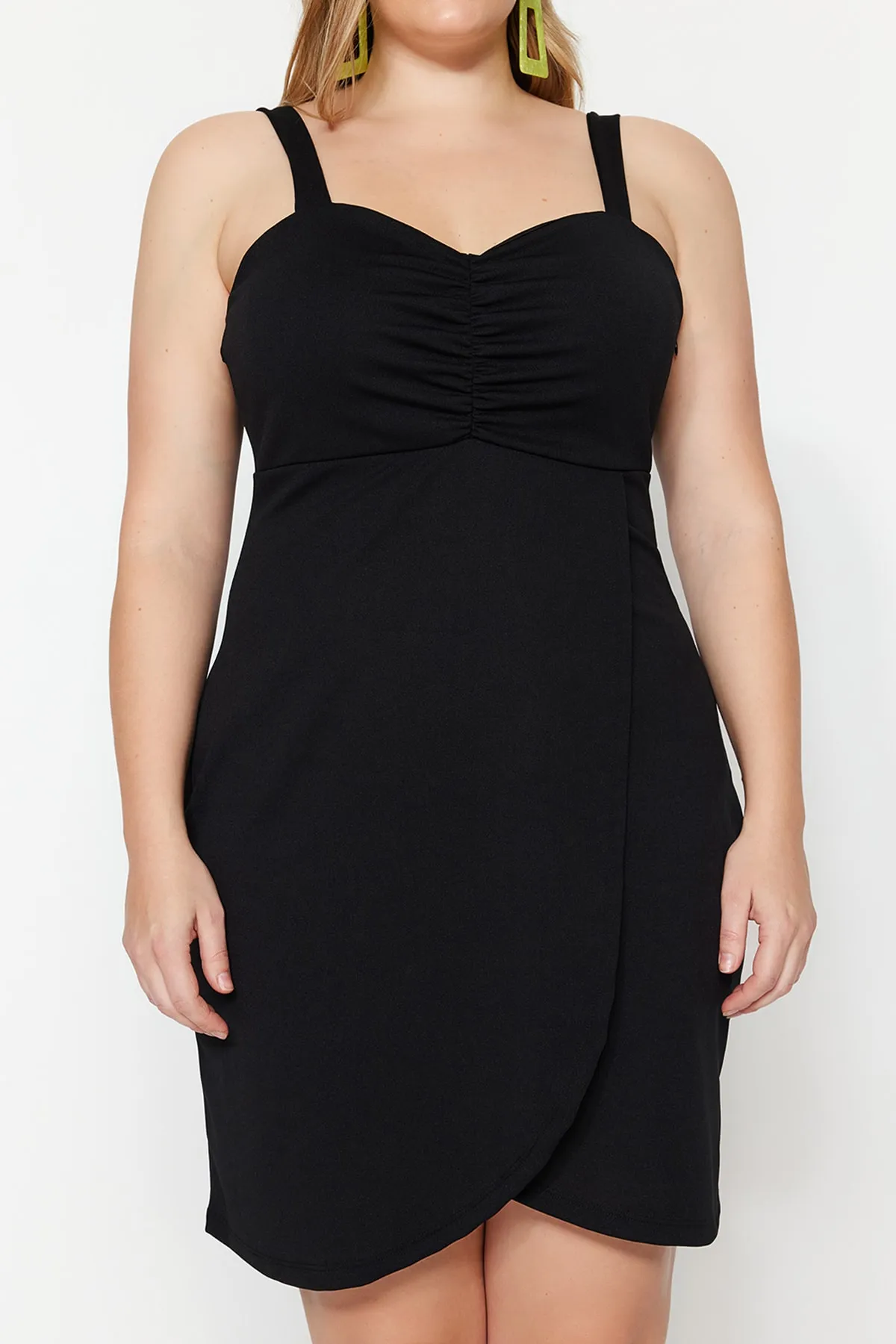 Trendyol Curve  Schwarzes Strickkleid mit Herzkragen TBBSS23AH00076