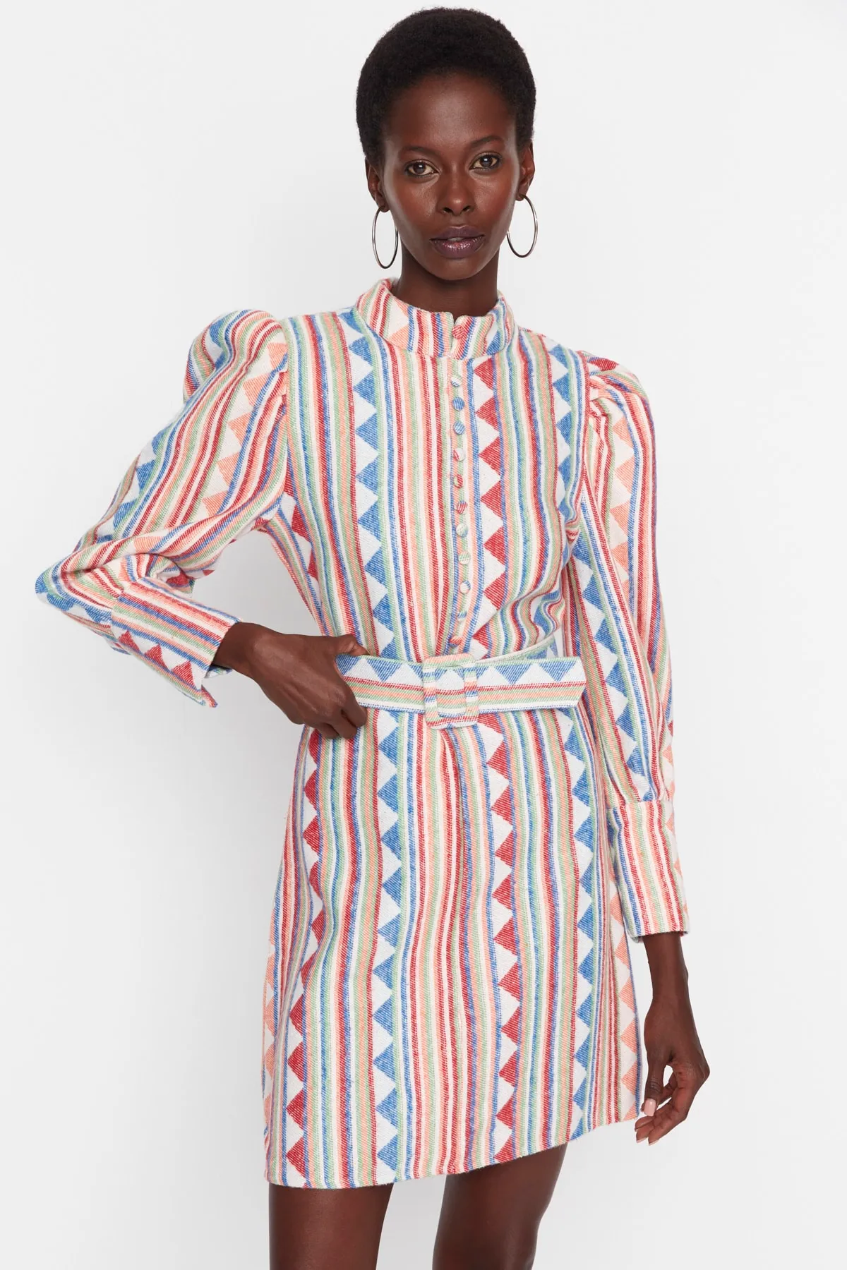 Trendyol Collection  Mehrfarbiges, gewebtes Kleid mit Ballonärmeln und Gürtel TWOAW22EL0741