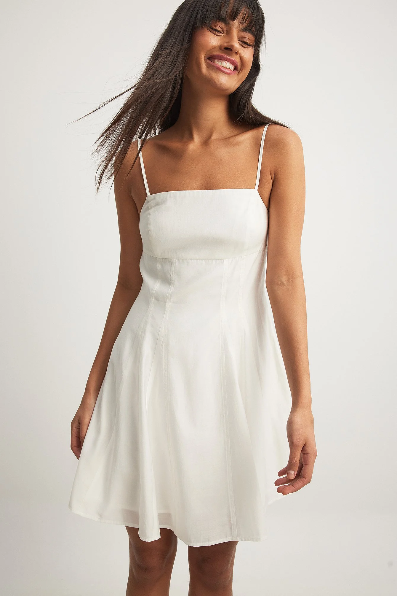 Minikleid mit offenem Rücken und Trägern