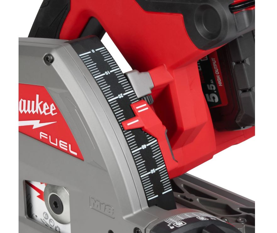 Milwaukee 4933478778+4932480906 M18 Akku-Tauchsäge 55 mm + Führungsschienen-Set, 2 x 5,5-Ah-Akku und Schnellladegerät im PACKOUT XL-Koffer