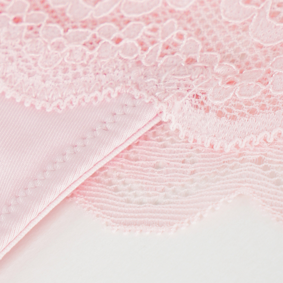 Damen String mit floraler Spitze