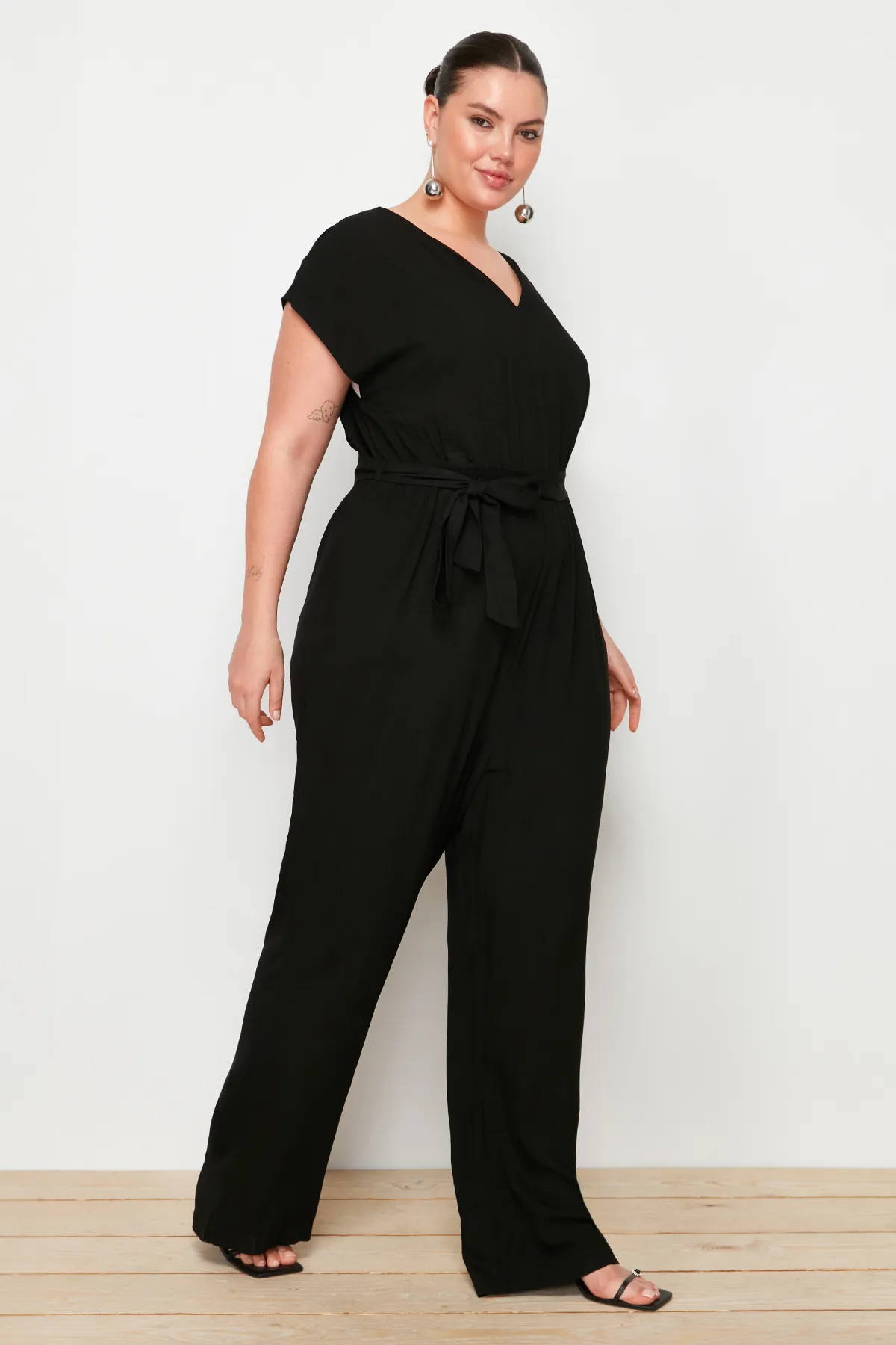 Trendyol Curve  Schwarzer, gewebter Jumpsuit mit weitem Bein und Gürtel TBSSS22TU0161