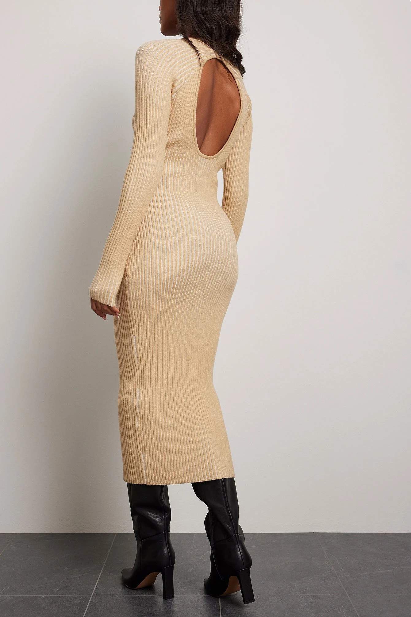 Geripptes Midikleid mit Strickdetail