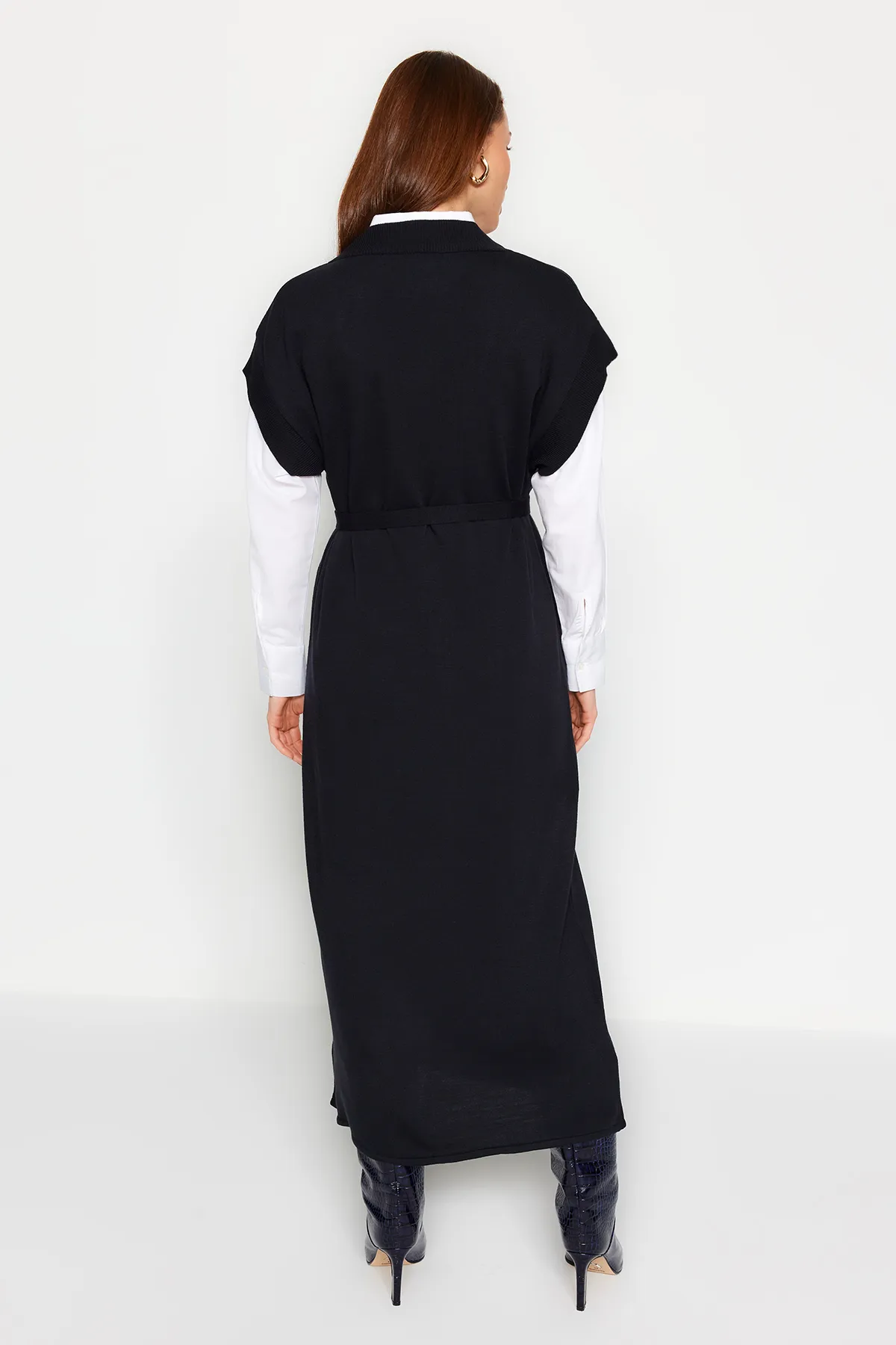 Trendyol Modest  Marineblaues langes Strickpulloverkleid mit Gürtel TCTAW24UV00020