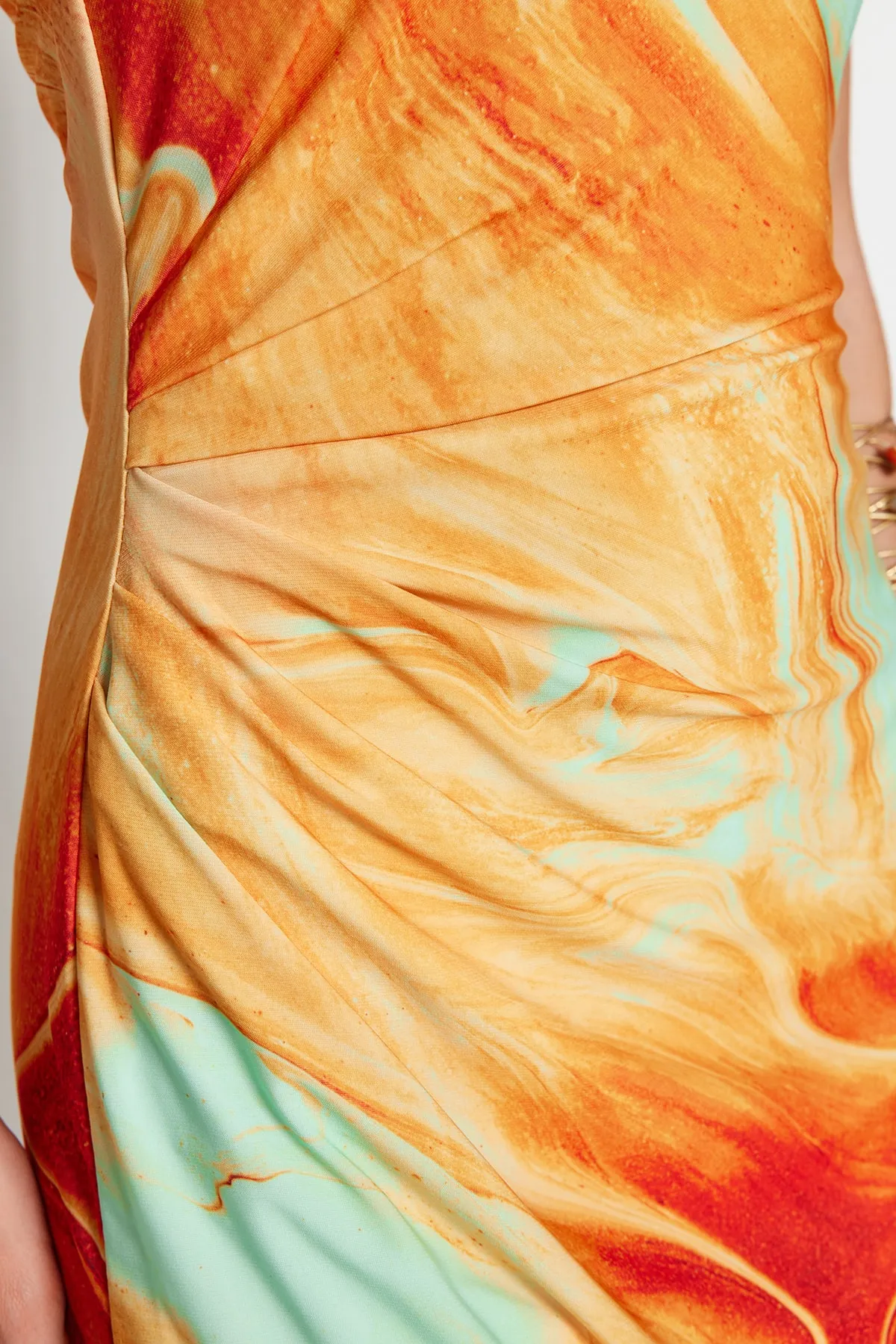 Trendyol Collection  Orange bedrucktes tailliertes Midi-Bleistiftkleid mit One-Shoulder-Träger und elastischem Strick TWOSS23EL01577