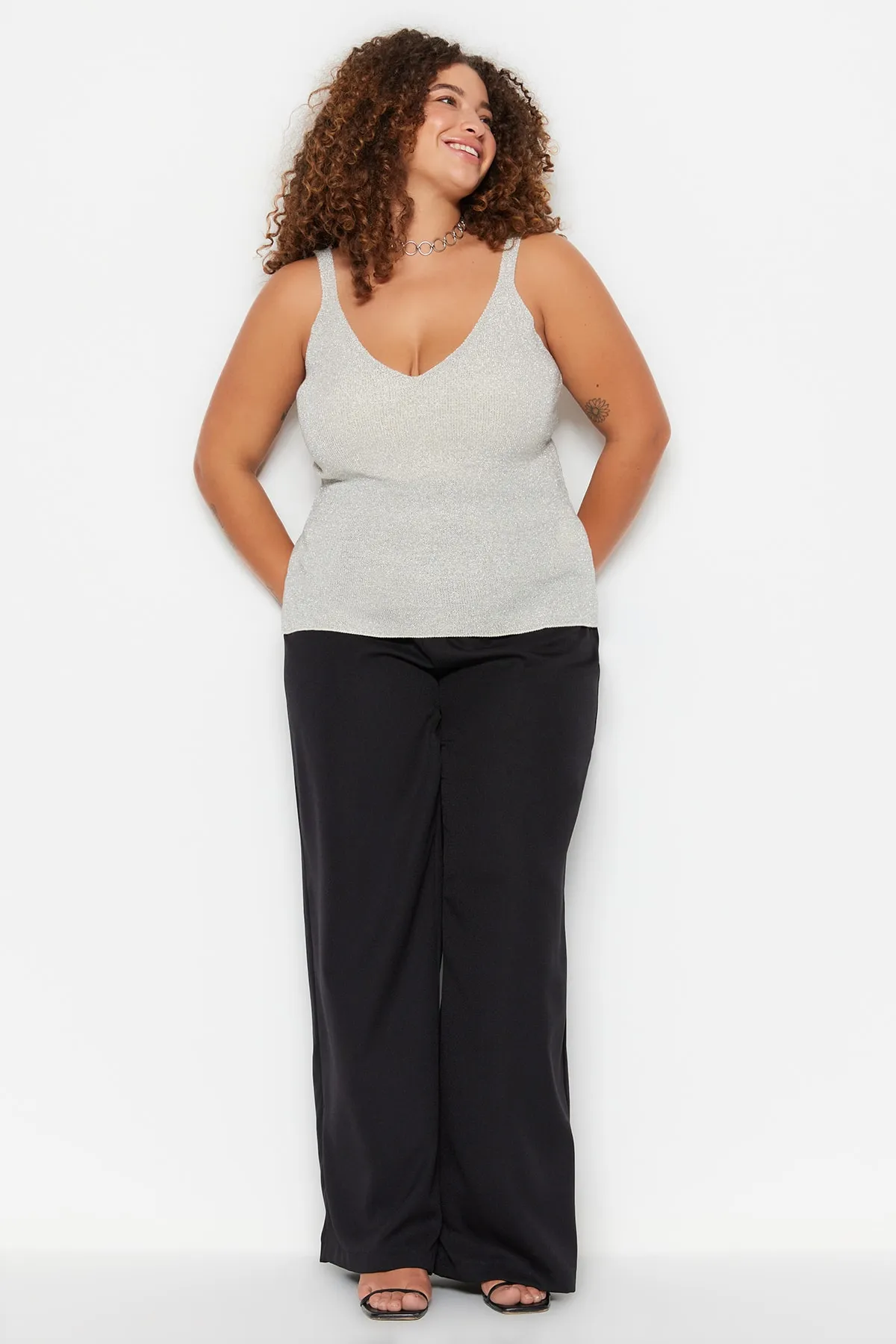 Trendyol Curve  Graue Glitzerbluse aus feinem Strick mit Trägern TBSSS23AF00006
