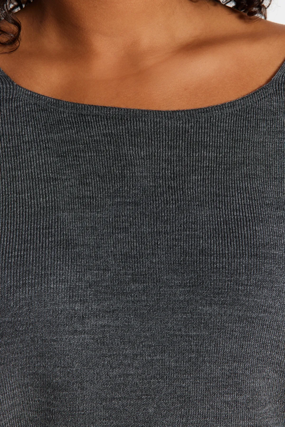 Trendyol Curve  Anthrazitfarbener Strickpullover mit Kreuzband-Detail auf der Rückseite