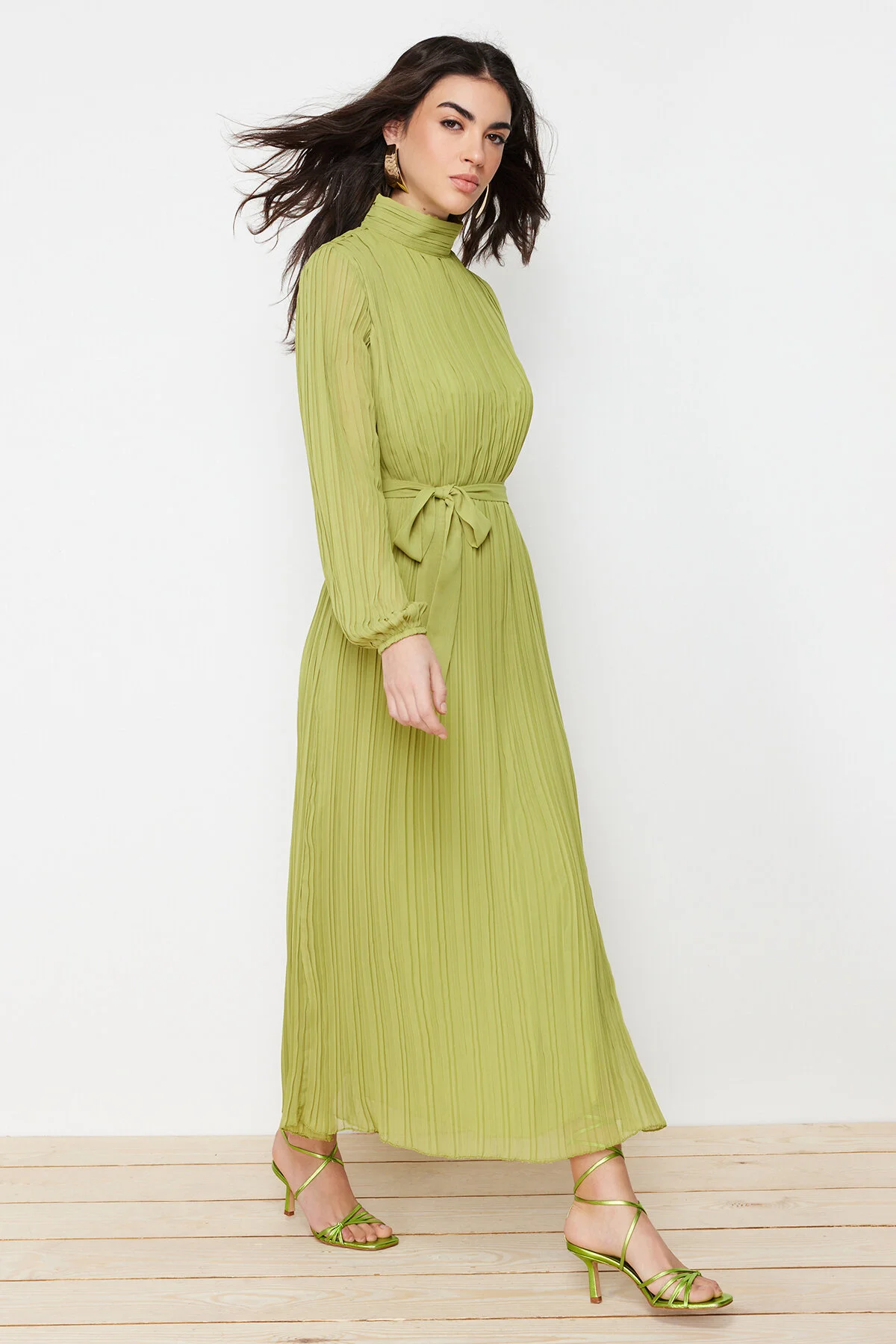 Trendyol Modest  Ölgrünes, plissiertes, gewebtes, gefüttertes Chiffonkleid TCTSS24DB00040