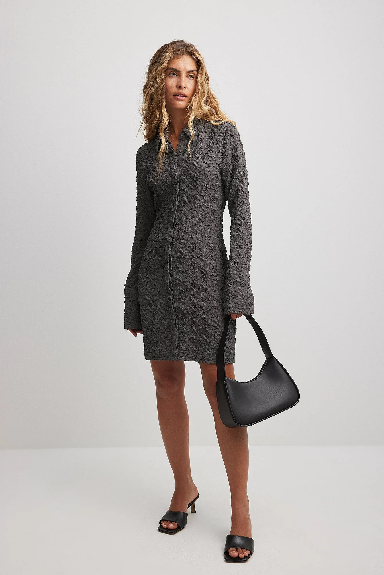 Strukturiertes Mini- Hemdblusenkleid mit langen Ärmeln