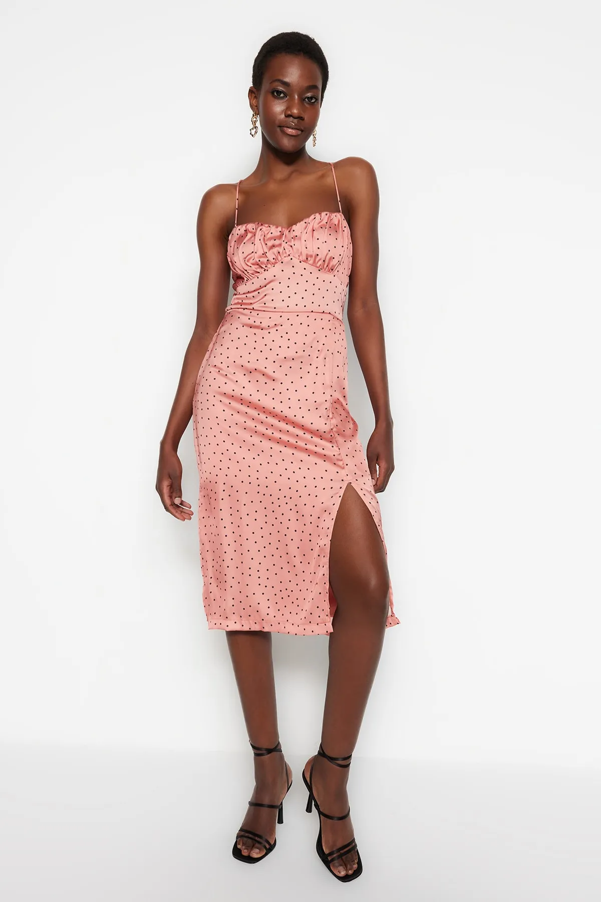 Trendyol Collection  Zimtfarbenes, gepunktetes Midikleid mit Satinträgern und A-Schnitt TWOSS23EL00188