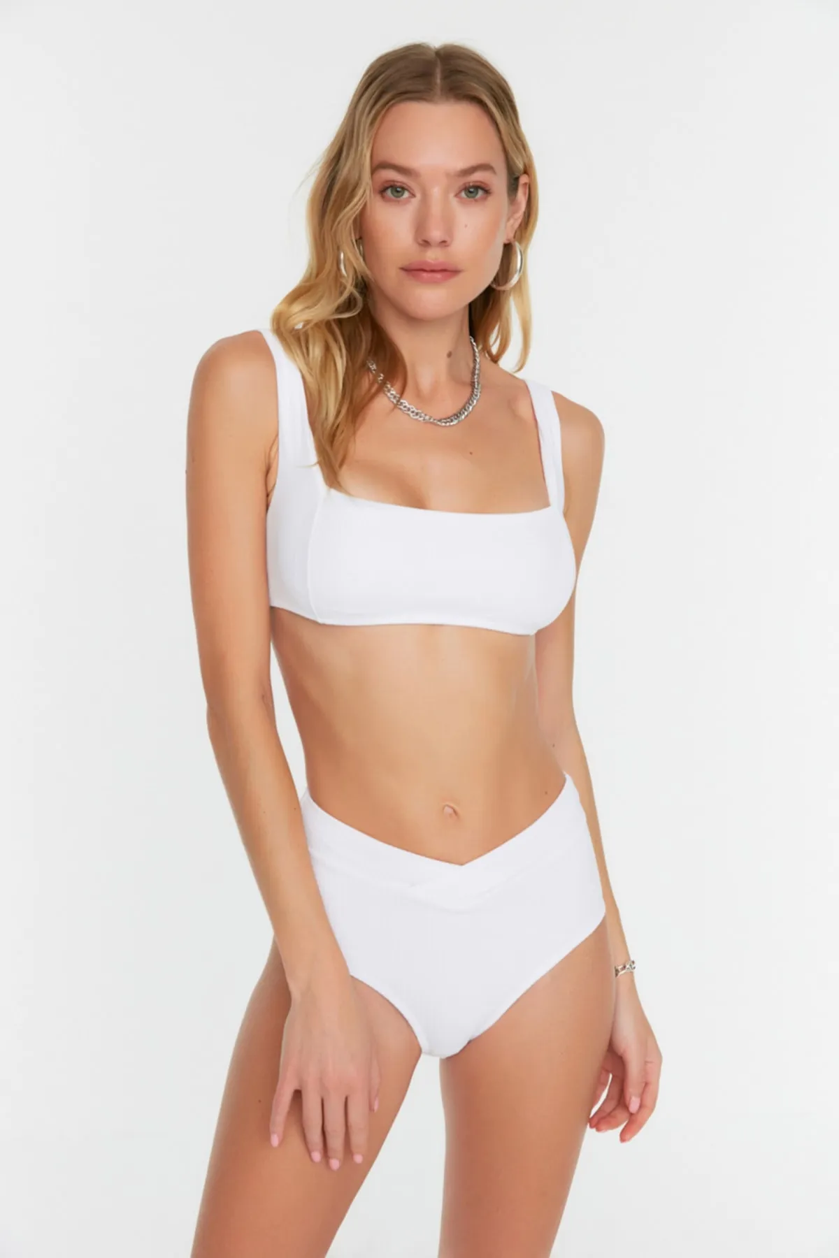 Trendyol Collection  Weiße strukturierte V-Schnitt-Bikinihose mit hoher Taille und normalem Beinverlauf TBESS22BA0122