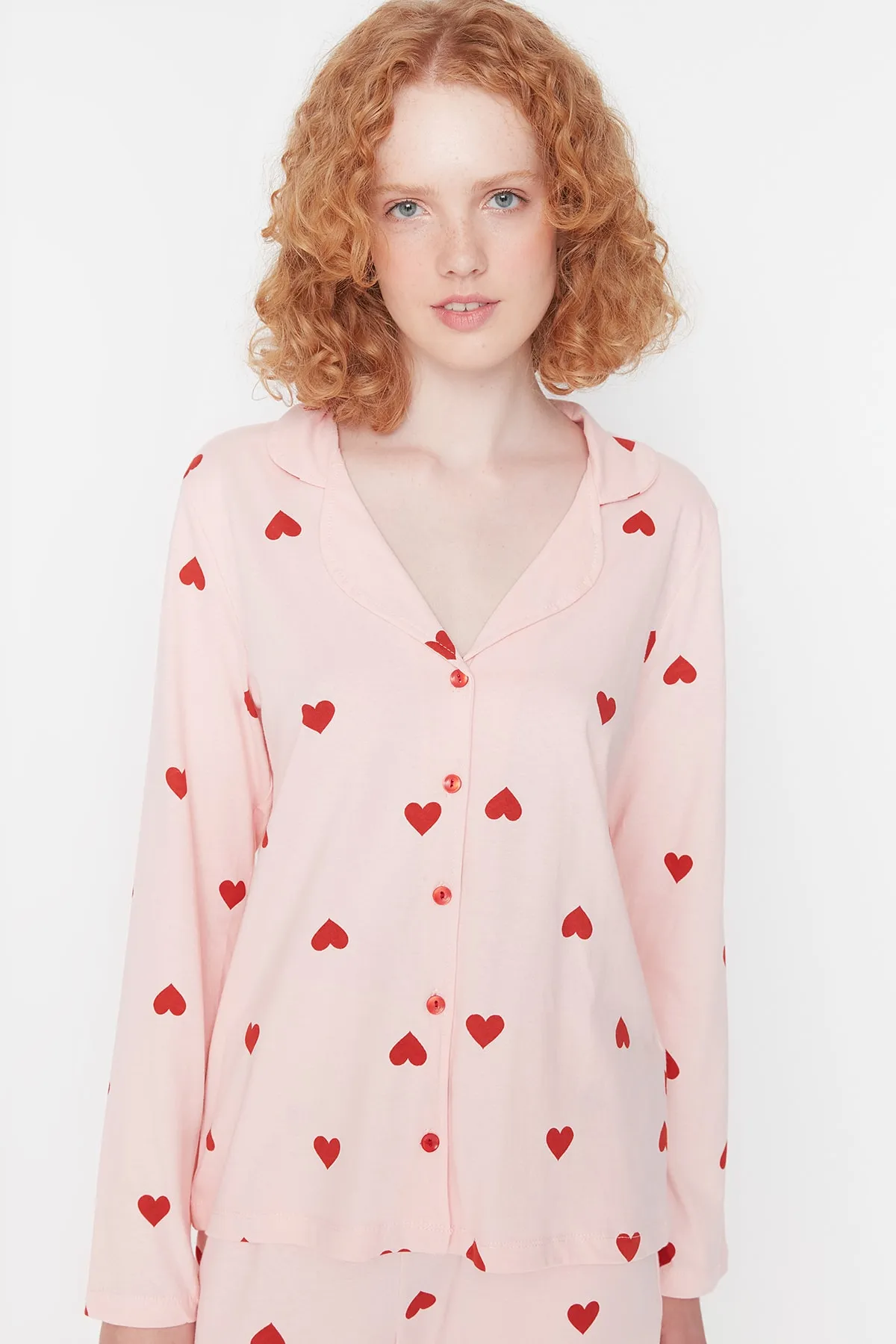 Trendyol Collection  Rosa gestricktes Pyjama-Set aus Hemd und Hose aus 100 % Baumwolle mit Herzmuster THMAW21PT0548