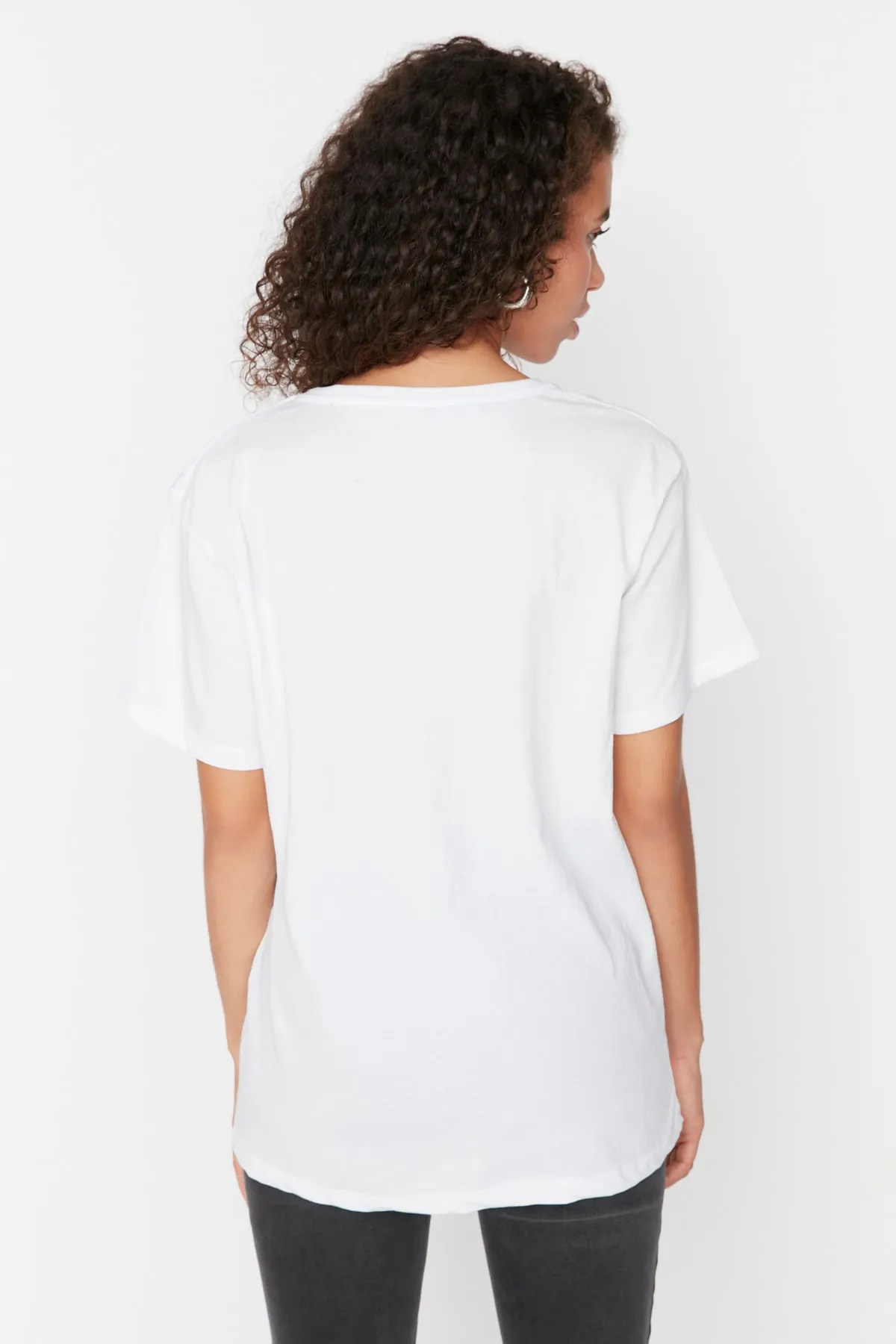 Trendyol Collection  Weißes Boyfriend-Strick-T-Shirt mit V-Ausschnitt TWOSS20TS0132