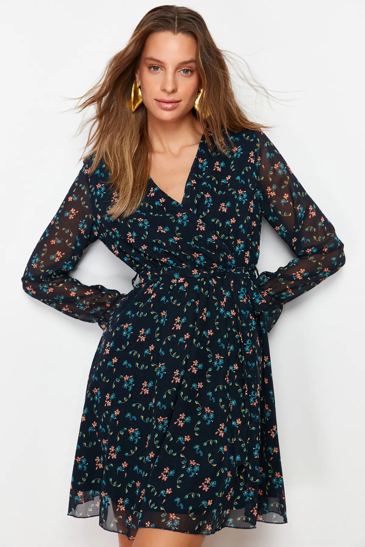 Trendyol Collection  Marineblaues, zweireihiges, gefüttertes Chiffon-Webkleid mit Blumendruck und Gürtel TWOAW20EL1628
