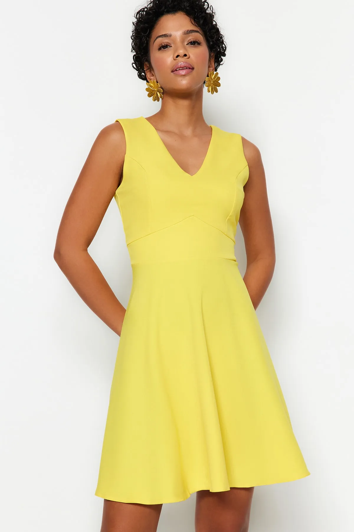 Trendyol Collection  Gelbes Mini-Webkleid mit V-Ausschnitt und Taillenöffnung TWOSS19BB0210