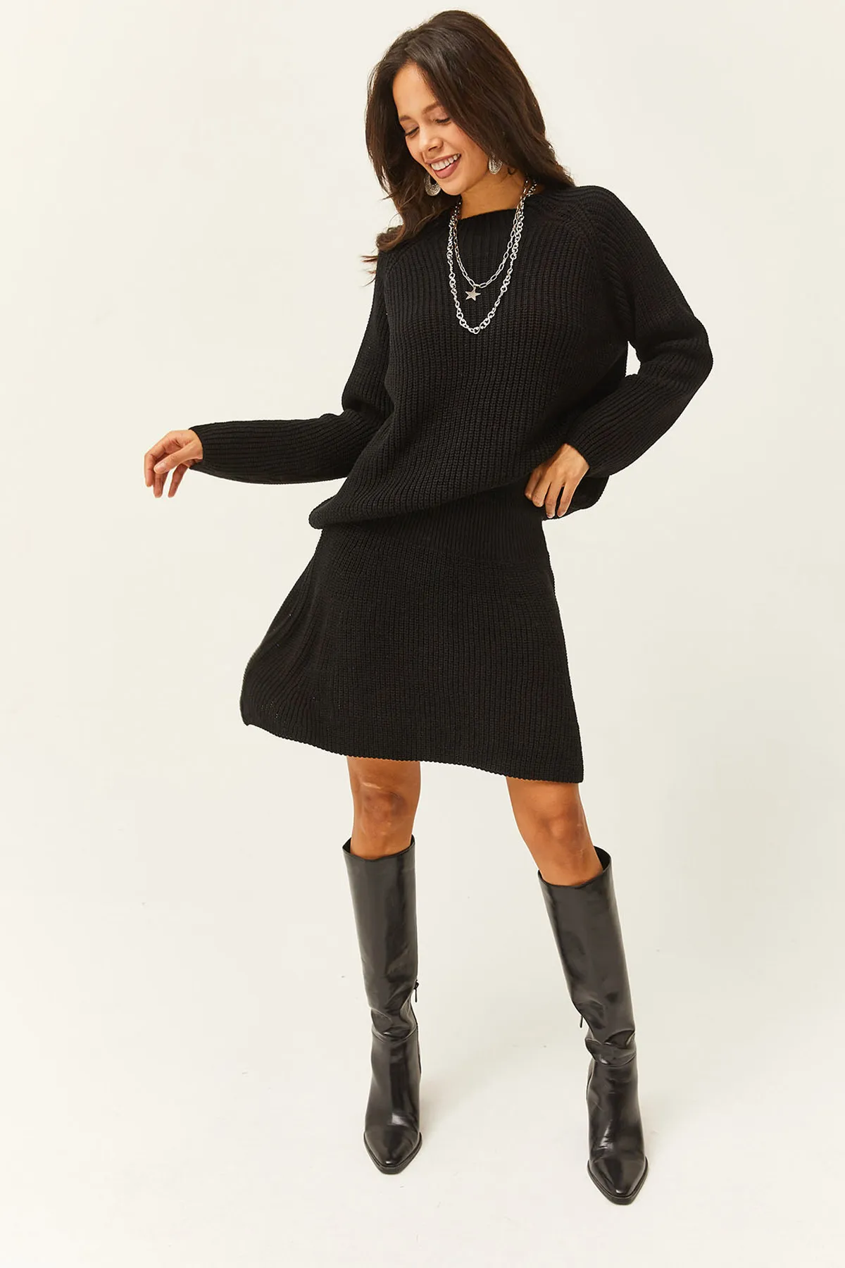 Olalook  Damen-Strickanzug mit schwarzem Oberteil, Pullover und Mini-Schlagrock, TKM-19000248