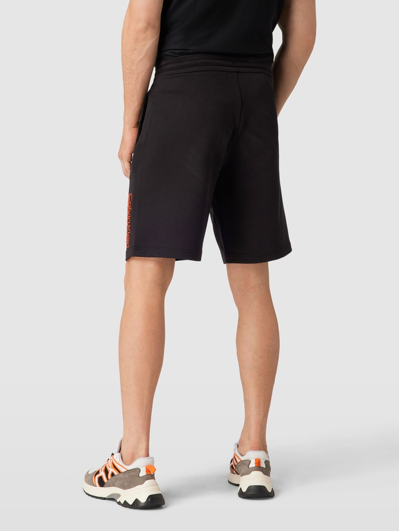 Sweatshorts mit Label-Print in schwarz