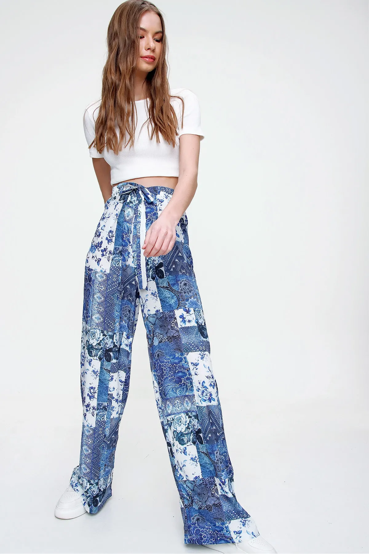 Trend Alaçatı Stili  Blau gemusterte Damenhose mit entspanntem Schnitt ALC-X6016