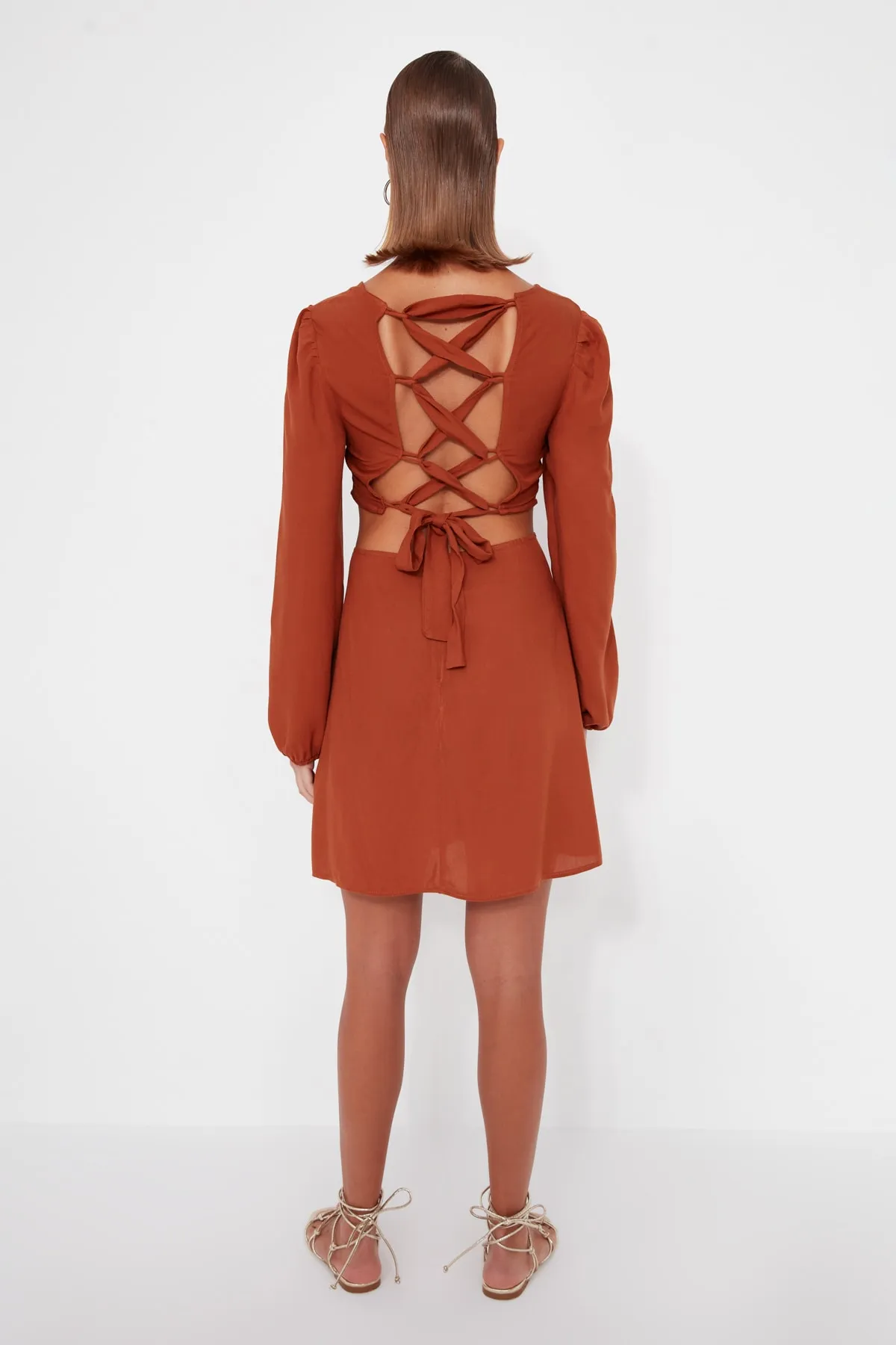 Trendyol Collection  Braunes, figurbetontes, rückenfreies Mini-Strandkleid aus Webstoff TBESS23EL00153