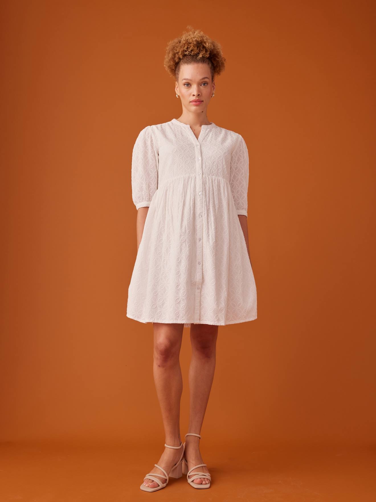Envie de Fraise Kleid mit Lochstickereien für Schwangerschaft & Stillzeit ENVIE DE FRAISE - wollweiß